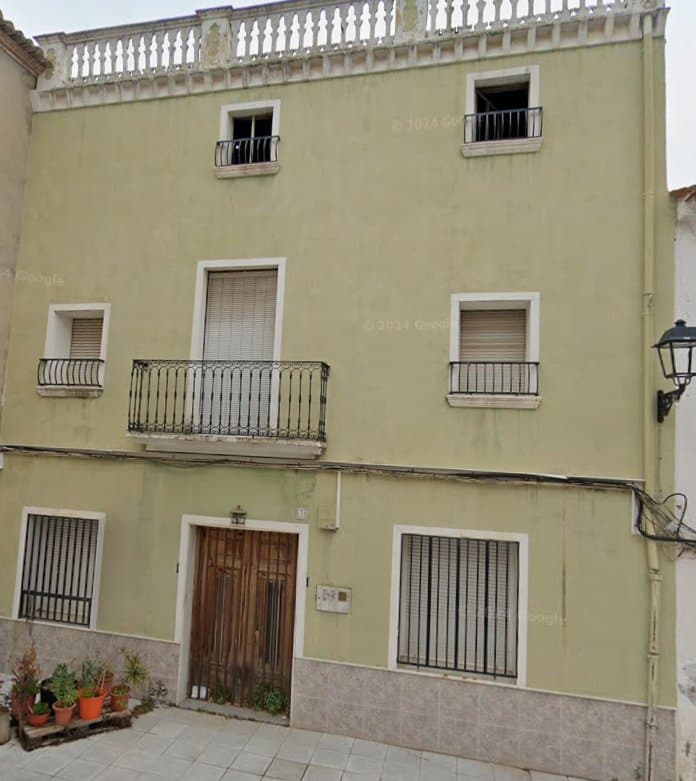 Large Townhouse Refurbishment Opportunity