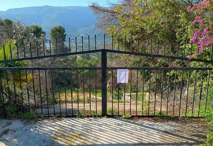 1,098 m² building plot, buildable area 50%, 500 m² villa.
